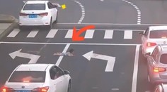 Šokujúce zábery z rušnej križovatky: Dieťa vypadlo z auta, ktoré pokračovalo v jazde, akoby sa nič nestalo