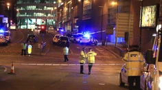 Fotka dievčatka, ktoré objíma policajtka, obletela svet. Jej príbeh má smutný koniec