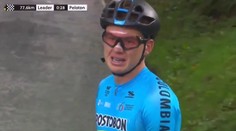 Beznádej a zúfalstvo: Pohľad na mladého cyklistu márne čakajúceho na servis trhá srdce