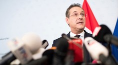 Rakúsky prezident chce predčasné parlamentné voľby v septembri