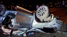 Zozadu narazil do nákladiaka, potom do zvodidiel a prevrátil sa. Na D1 zomrel vodič osobného auta (†43)