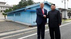 Historický okamih! Trump si v demilitarizovanej zóne podal ruku s Kim Čong-unom