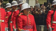 Žena-vojačka viedla prvý raz výmenu stráží pred Buckinghamským palácom v Londýne