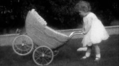 Pozrite sa, s čím sa hrala kráľovná Alžbeta II, keď bola malá princezná