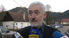 Na oslave sa pozerala po muzikantovi, tak po nej dvakrát vystrelil