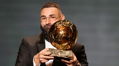Zlatú loptu získal Karim Benzema. Trofej si prevzal z rúk Zidana, ktorý ovládol anketu ako posledný Francúz
