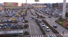 Ľudia nabehli po sviatkoch do obchodov. Niekde sa nedalo ani zaparkovať