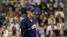 VIDEO: Fotil sa s fanúšikmi, takmer ho okradli. Najlepšiemu tenistovi sveta sa chcel divák dostať do tašky