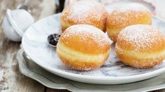 Polonahá levanduľová torta s malinami