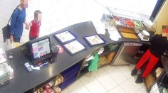 Únos! Neznáma žena vzala chlapca (4) z obchodného centra. Vydávala sa za jeho tetu