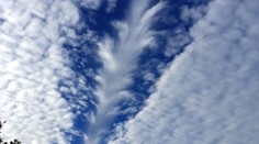 Ako nebeská rakva. Na oblohe v Česku sa objavil zvláštny mrak, vznikol zaujímavým spôsobom