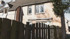 Chlapca (11) v Británii postrelili do hlavy, keď preliezal plot na vedľajší dvor. Nechtiac tam kopol loptu