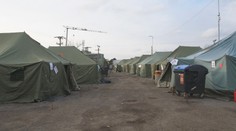 Stanové mestečko malo existovať len pár týždňov. Napriek zime v ňom stále prespávajú desiatky utečencov