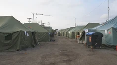 Stanové mestečko malo existovať len pár týždňov. Napriek zime v ňom stále prespávajú desiatky utečencov