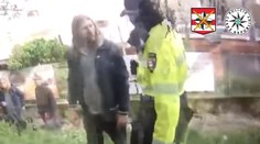 VIDEO: Muž prichytený pri močení na ulici surovo zbil policajtky. Ich postup vyvolal otázky