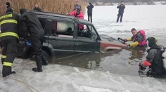 Romantika sa zmenila na katastrofu. Milenci skončili takmer v jazere