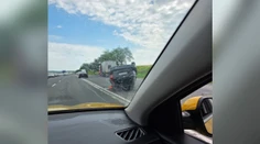 Auto skončilo na streche. Pri vážnej nehode na východe zasahujú všetky záchranné zložky