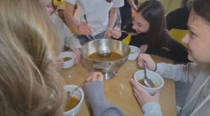 Našli spôsob, vďaka ktorému žiaci jedia polievky vo veľkom. Škola prišla s originálnym nápadom