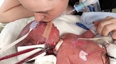 Srdcervúca snímka. Mama dáva synovi posledný bozk na rozlúčku