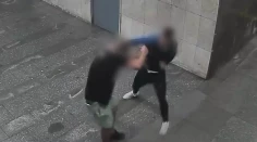 VIDEO: Český profesionálny boxer brutálne zbil náhodného muža v metre. Útok zachytila kamera