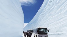 Toľko snehu ste ešte nevideli: Cestu ohraničujú 20-metrové mantinely