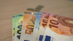 Od januára čaká mnohých Slovákov príjemná zmena. V peňaženke im zostane viac