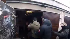 VIDEO: Zadržali dlhoročných distribútorov drog v Bratislave. Pozrite si policajné zábery z akcie