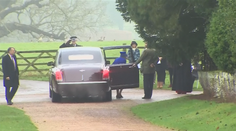 Alžbeta II. sa po dvoch týždňoch objavila na verejnosti, vítali ju potleskom