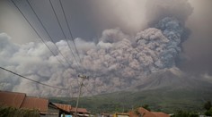 Indonézska sopka Sinabung chrlila po erupcii mohutné mračná popola