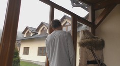 Smutný koniec prázdnin na Kysuciach: Kým rodičia raňajkovali, ich 7-ročný syn vypadol z okna