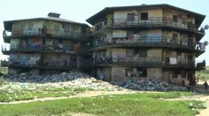 Špina, smrad a haldy odpadu rovno pod bytovkou. Na sídlisku Luník IX hrozia infekcie