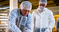 VIDEO: Robert Fico si vyskúšal prácu v pekárni. Vyhlásil, že od januára by cena chleba mala klesnúť