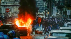 VIDEO: V Neapole lietali svetlice i tyče. Fanúšikovia Frankfurtu napadli policajtov, zhorelo aj auto