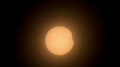 Žena vzala pušku a začala strieľať. Vraj kvôli zatmeniu Slnka