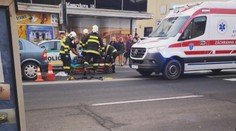 Policajt zrazil na priechode dve dôchodkyne. Po zrážke im hneď pomáhal