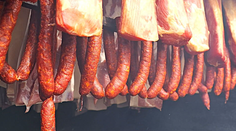 Mnohí Slováci milujú klobásky a údené. Mäsiari oznámili, aké budú ceny do Veľkej noci