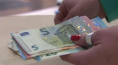 Vyššiu výplatu dostane 180-tisíc Slovákov. S minimálnou mzdou rastú aj tieto príspevky