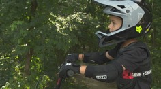 Výnimočný talent: Z jazdy malého cyklistu vám spadne sánka