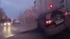 Neočakávaná jazda: Pod vodičom doslova "vystrelila" vozovka