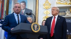 Trump nariadil preskúmať odporúčania k očkovaniu detí v USA