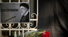 Veľké pohrebné procesie. Iránskeho prezidenta Raísího pochovajú v jeho rodnom meste