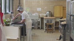 Chorvátsko pobúrilo správanie kuchárky v škole. Po tom, čo odhalili kamerové záznamy, dostala výpoveď