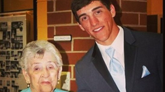 Mladík si miesto sexy krásky zobral na ples prababičku