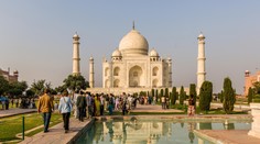 V Indii palicami brutálne dobili dvojicu švajčiarskych turistov