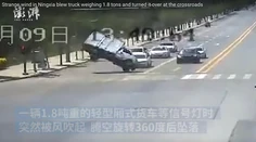 VIDEO: Vzdušný vír sa takto pohral s takmer dvojtonovým kamiónom