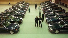 Zverejnili čísla, či možno viac zarobiť na luxusných autách alebo mobiloch