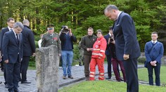 Kiska zapálil Sviečky vďaky pri pamätníku na Dukle