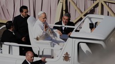 Prvá jazda papamobilom. Pápež Lev XIV. ním vyrazil na inauguračnú omšu