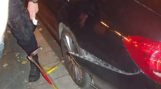 VIDEO: Bizarná scéna v centre Prahy. Na mol opitý vodič chcel ujsť aj s nasadenou papučou