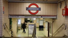 Vlak londýnskeho metra zastavila v tuneli porucha, cestujúcich evakuovali